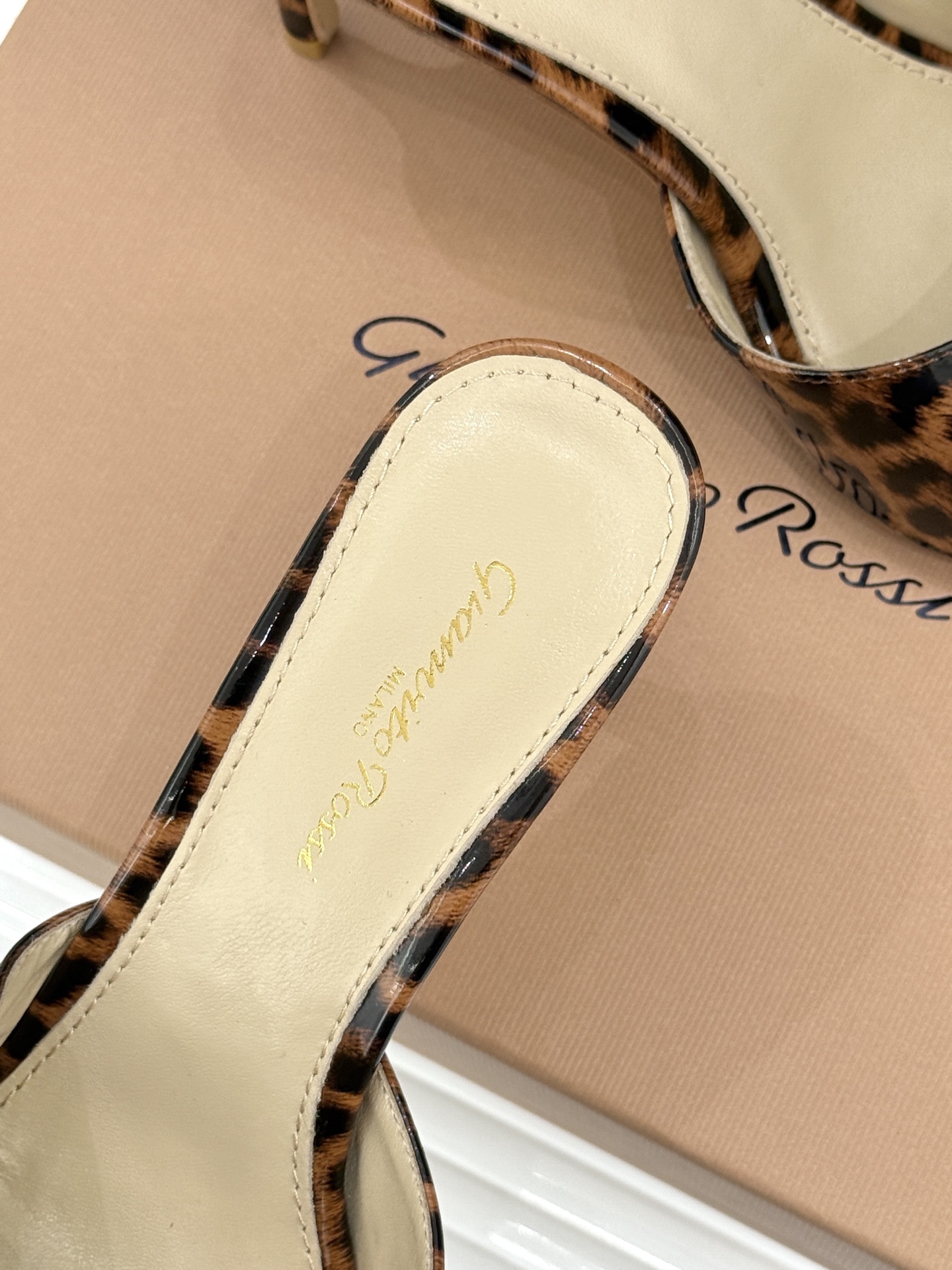 지안비토 로시(Gianvito Rossi) 슬림 포인티드 힐 슬리퍼 신발