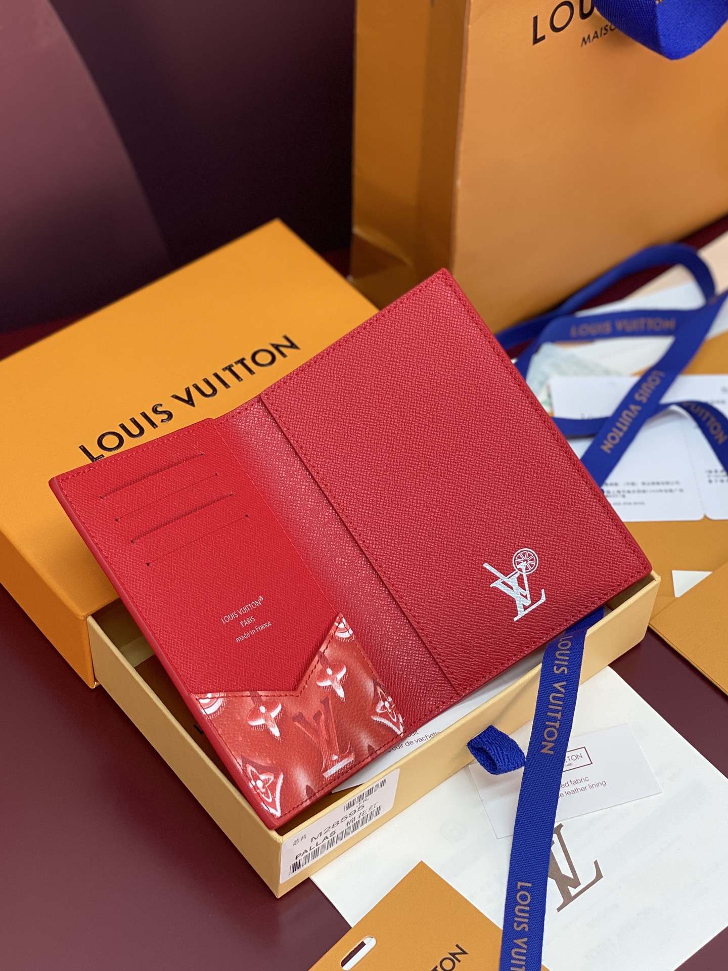 [Louis Vuitton] LV 루이비통 모노그램 포레스트 패스포트 커버 (코튼 레드) 여권 지갑
