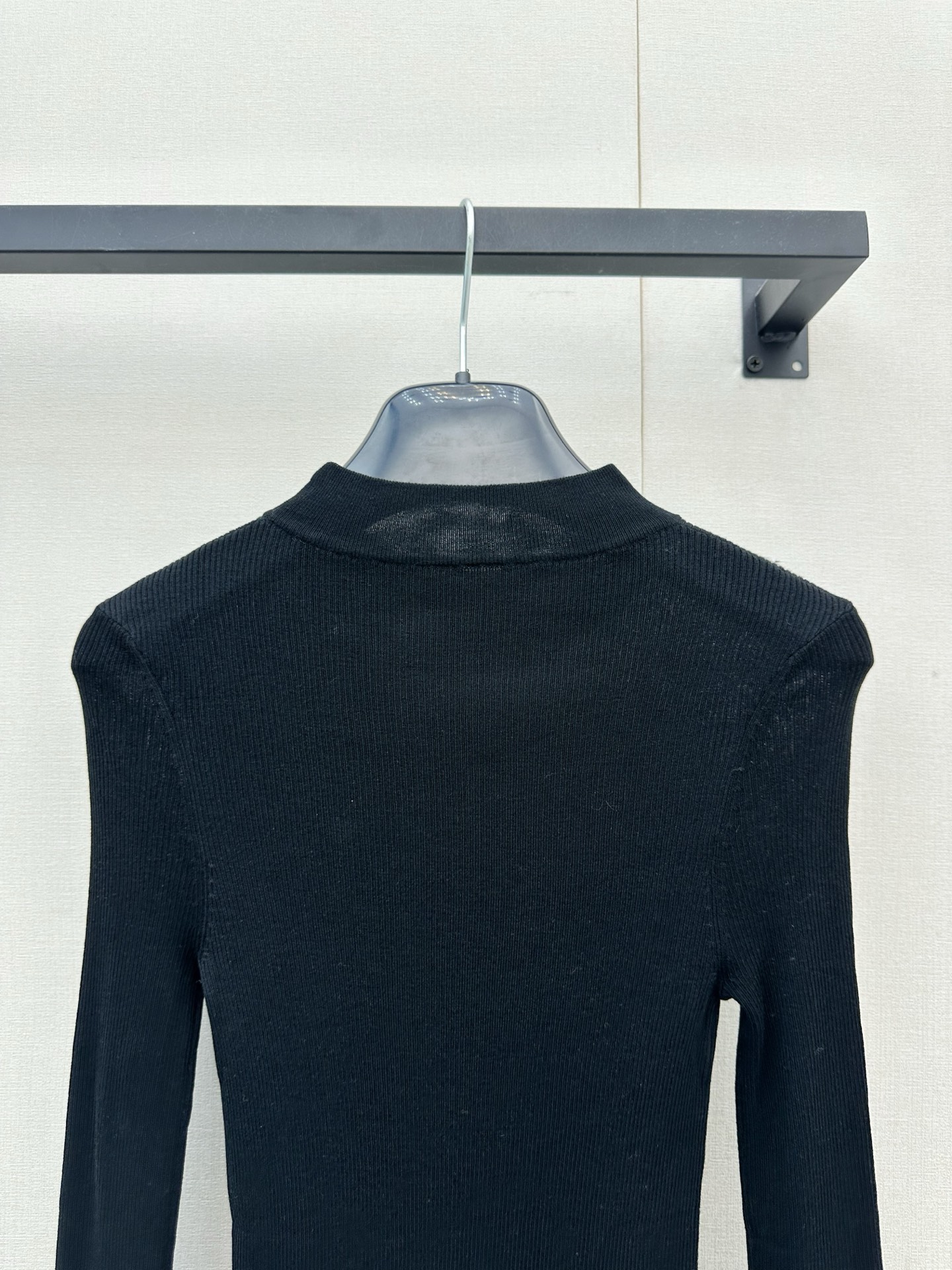 생로랑(SAINT LAURENT) 골드 로고 하프넥 실크 니트 상의 의류
