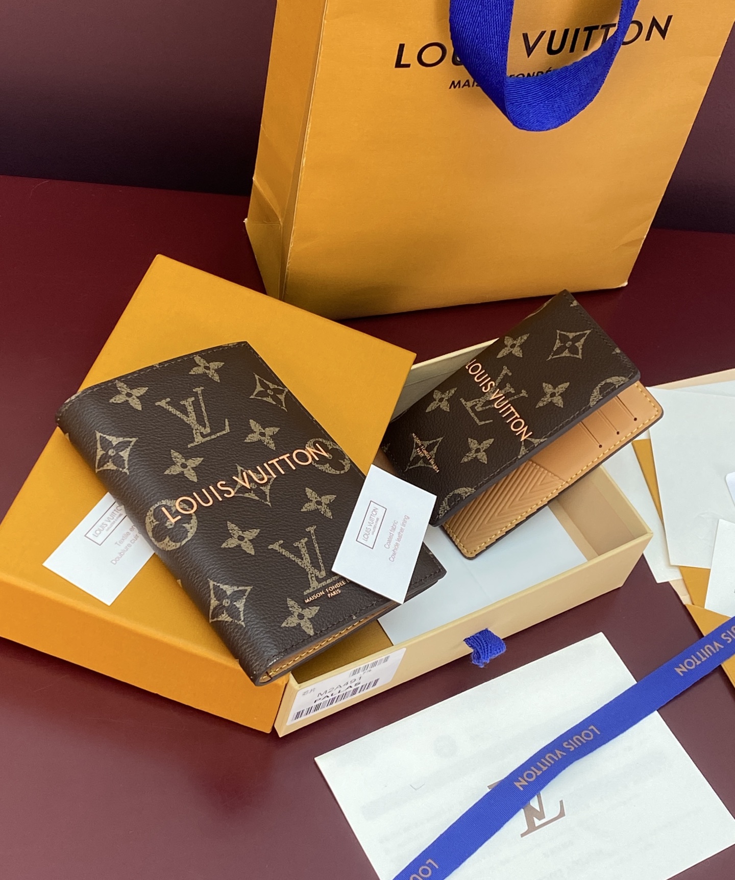 [Louis Vuitton] LV 루이비통 쇼퍼백 모티브 패스포트 홀더 모노그램 (칩 내장형) 지갑 M2A491