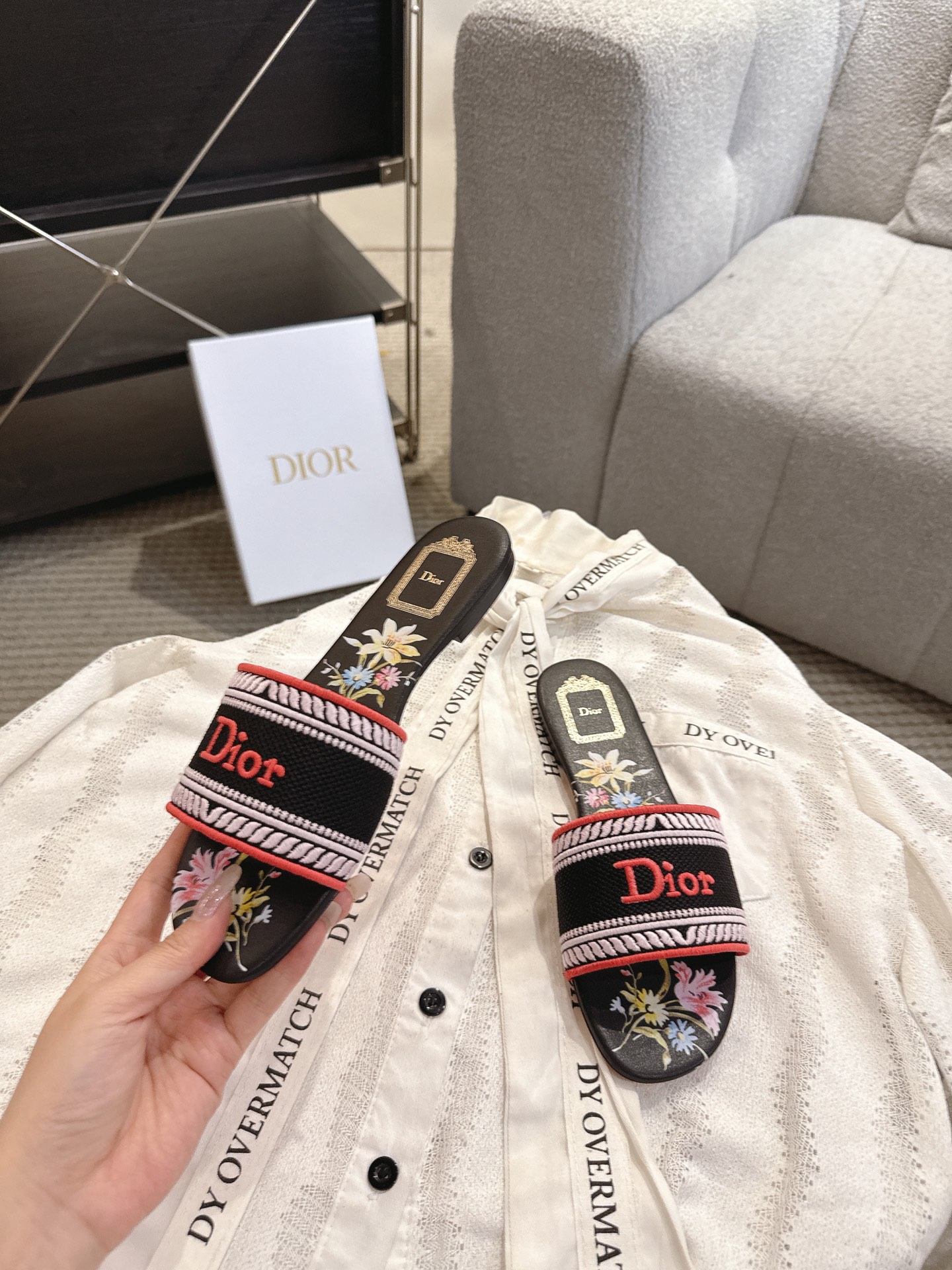 디올(DIOR) 플라워 자수 로고 슬라이드 슬리퍼