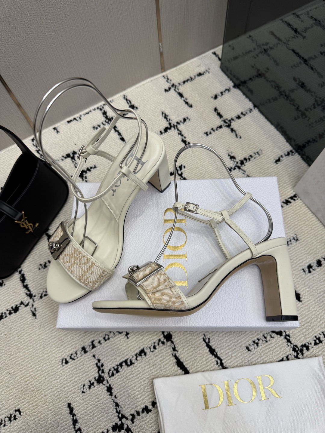 디올(DIOR) 로고 버클 데님 레더 샌들 신발