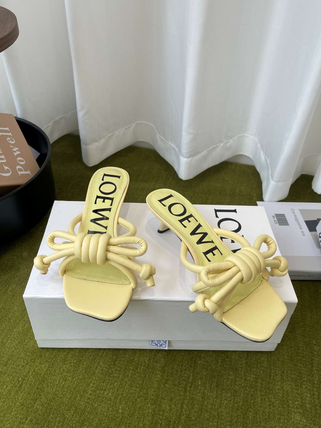 로에베(LOEWE) 리본 매듭 스트랩 미들힐 신발