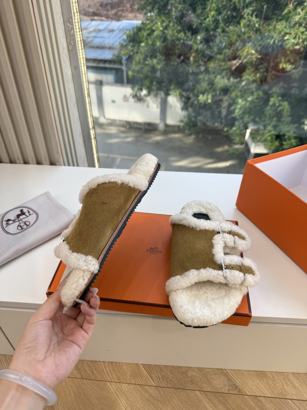 에르메스(HERMES) 시어링 퍼 뮬 슬리퍼 신발
