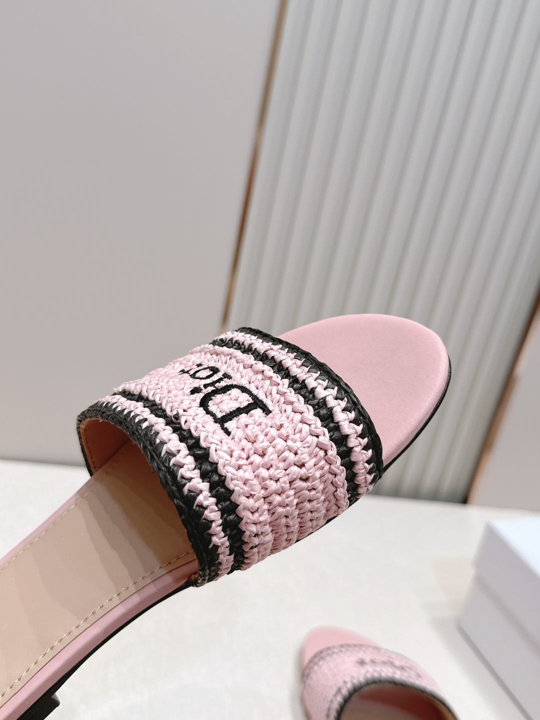 디올(DIOR) 라피아 위빙 슬라이드 샌들 신발
