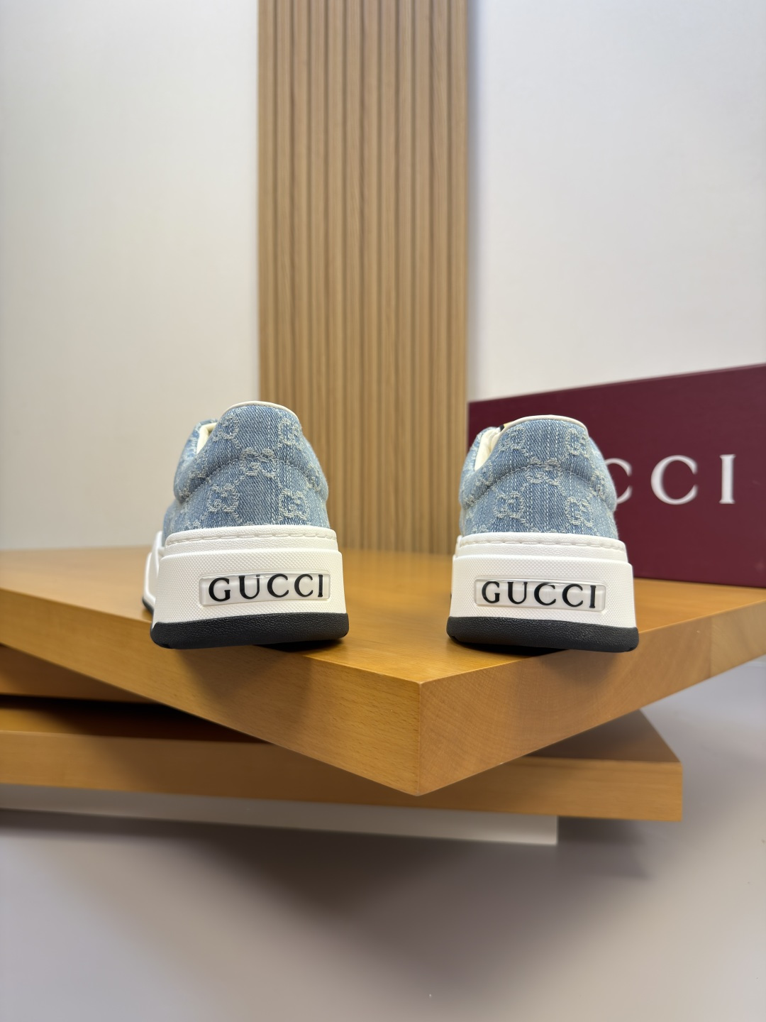 GUCCI 구찌 나파 소가죽 & 로고 패브릭 스니커즈 신발