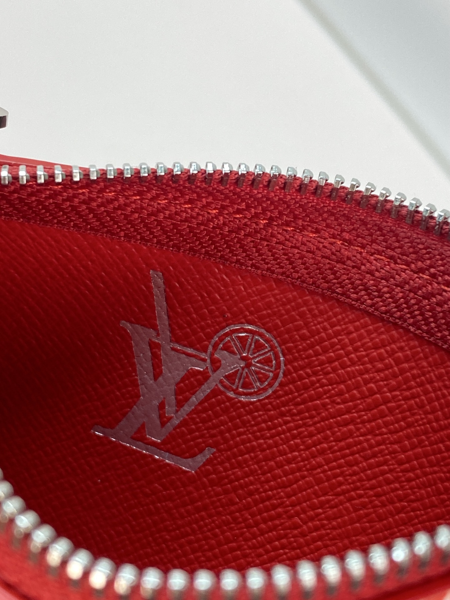 [Louis Vuitton] LV 루이비통 모노그램 자카드 로미 키 파우치 (코튼 레드) 지갑