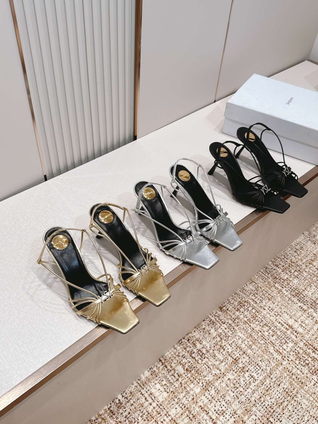 생로랑(YSL) 스퀘어토 스트랩 샌들 신발