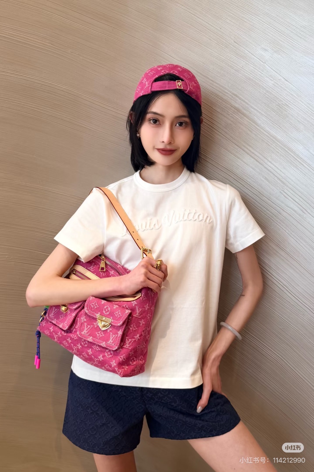 루이비통(LV) 엠보 로고 반팔 티셔츠 의류