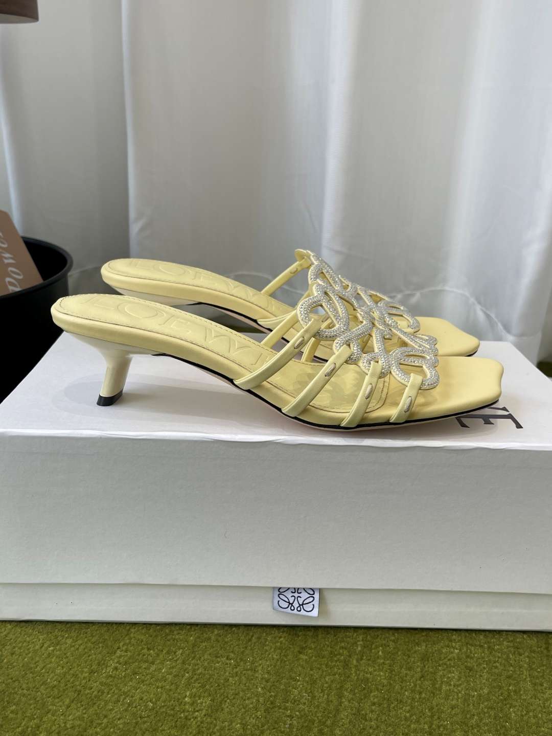 로에베(LOEWE) 아나그램 라인스톤 미들 힐 신발