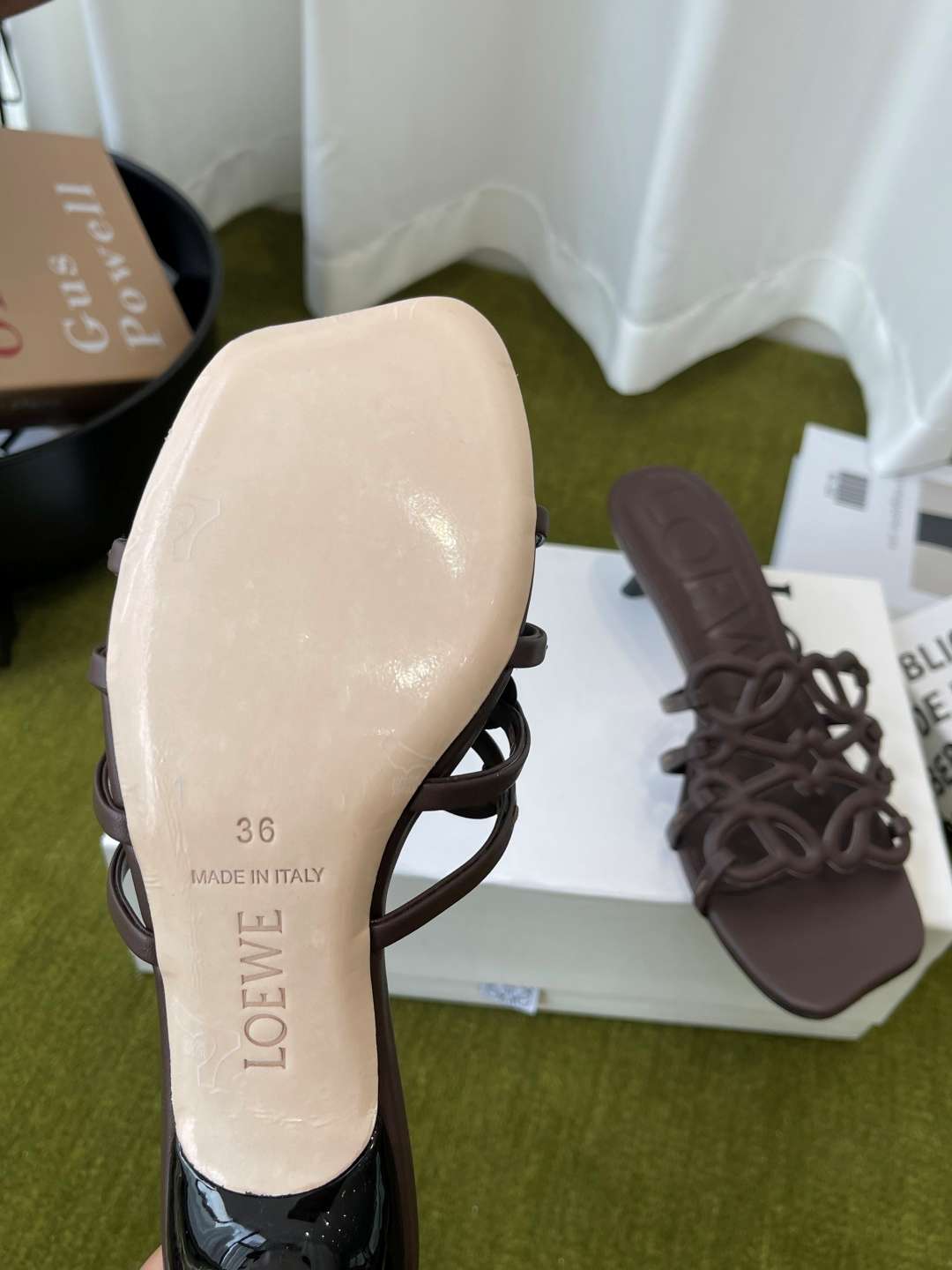 로에베(LOEWE) 아나그램 스트랩 스퀘어토 키튼힐 신발