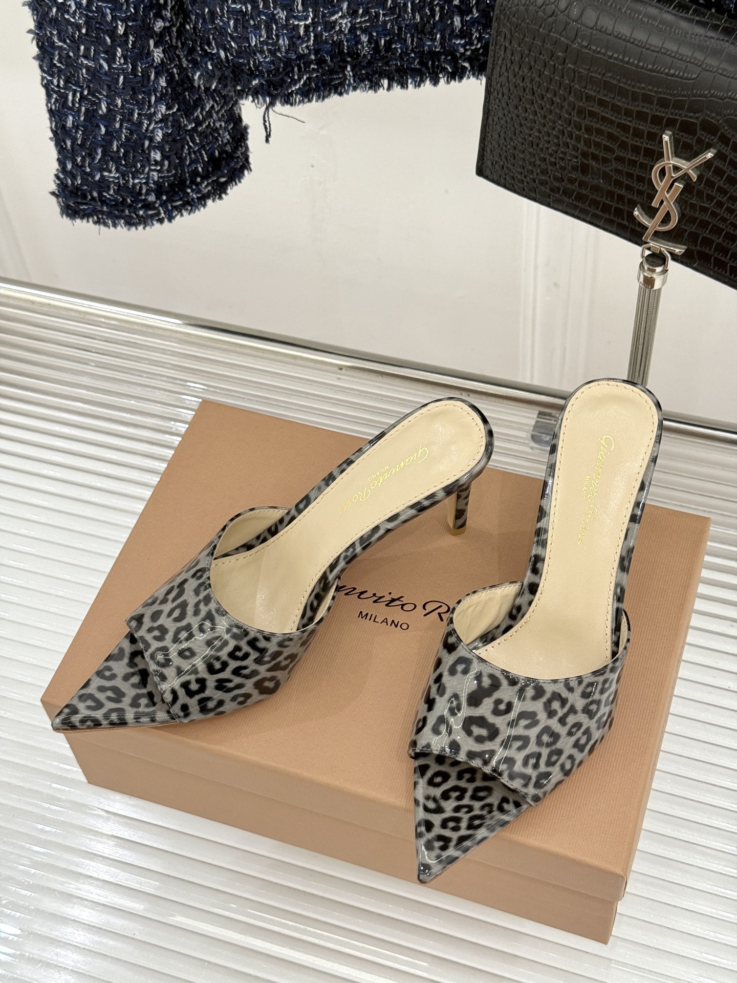 지안비토 로시(Gianvito Rossi) 슬림 포인티드 힐 슬리퍼 신발
