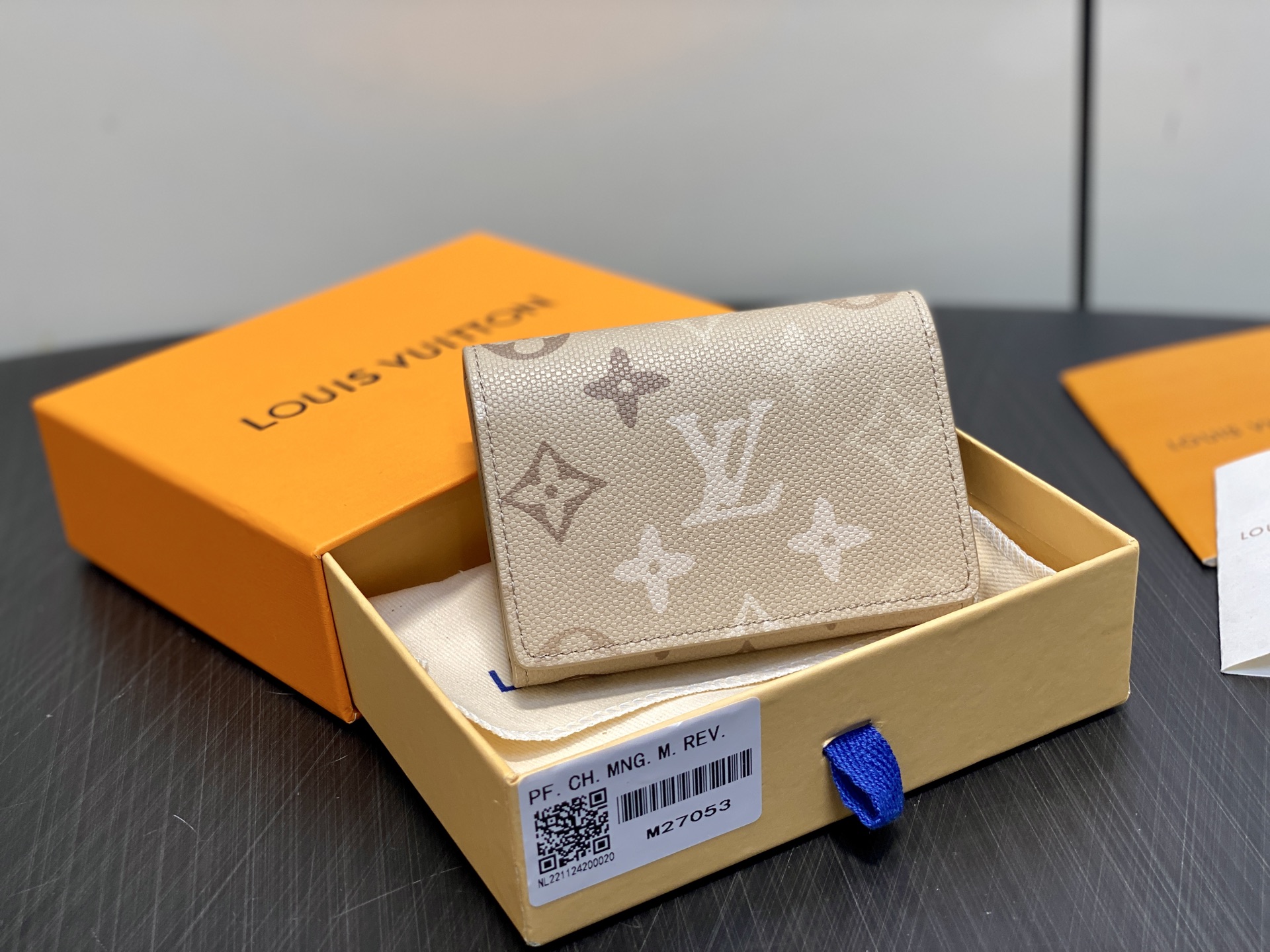 [Louis Vuitton] LV 루이비통 모노그램 서플러스 앙벨롭 카르트 드 비지트 (에이프리콧 그레이) 지갑