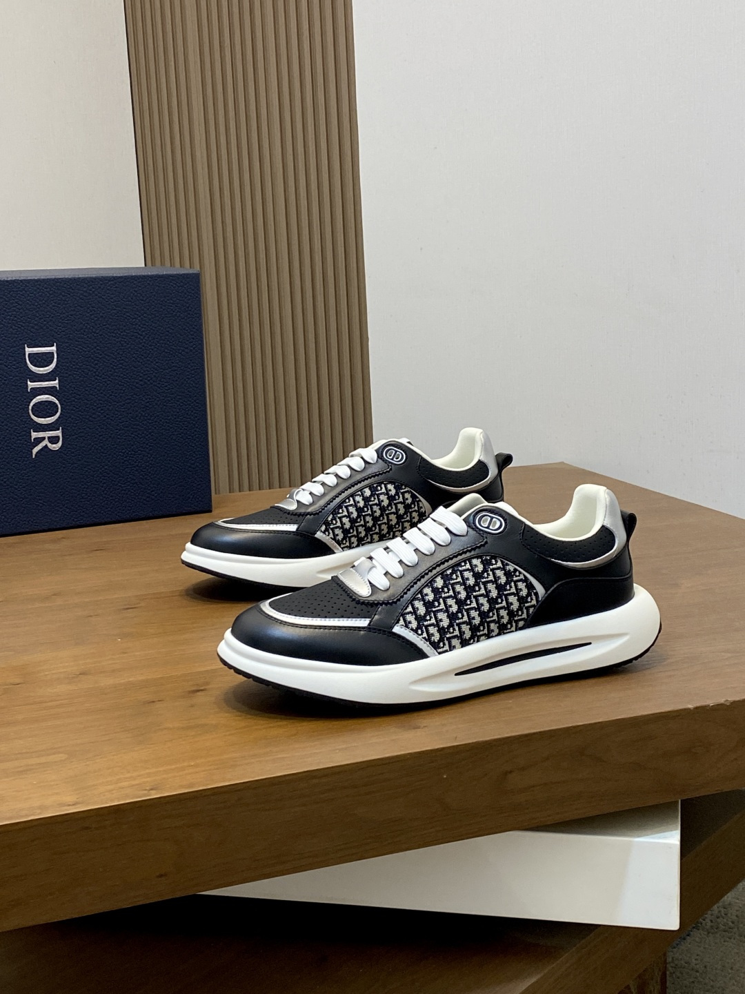 [Dior] 디올 시그니처 엠보스 & 패브릭 콤비 스니커즈 신발