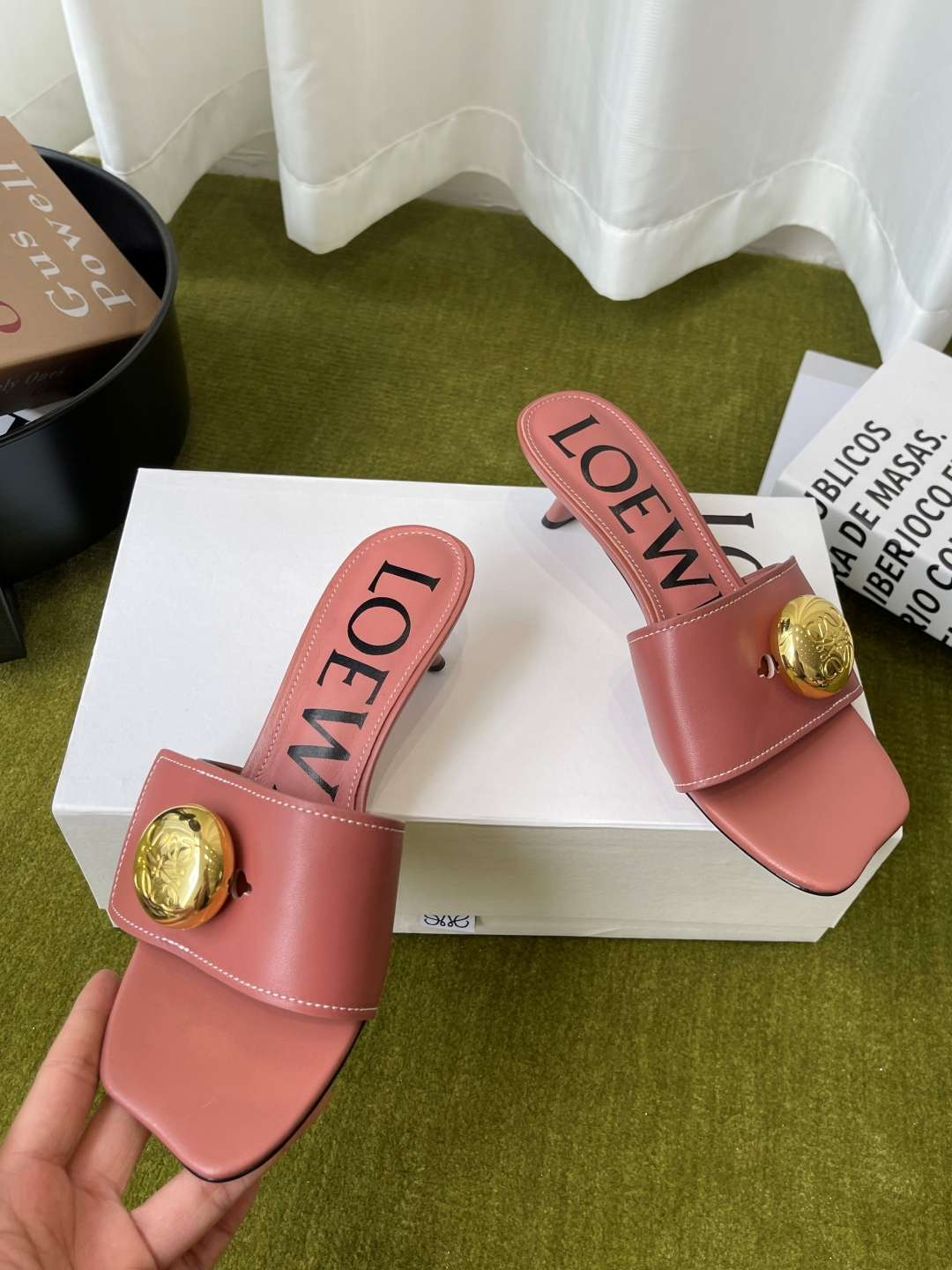 로에베(LOEWE) 메달 스퀘어토 키튼힐 뮬 샌들 신발