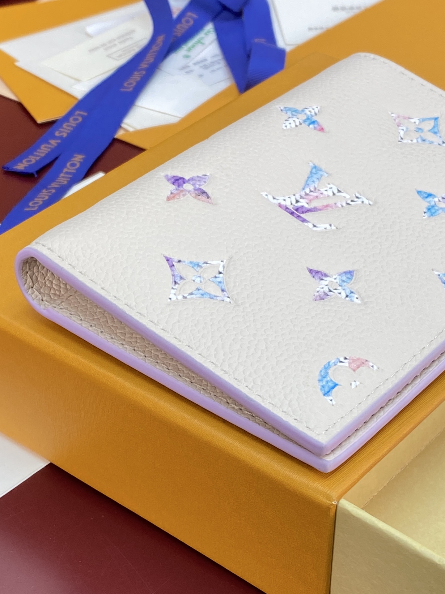 [Louis Vuitton] LV 루이비통 엠프레인 마카롱 그라데이션 패스포트 홀더 지갑 M29811