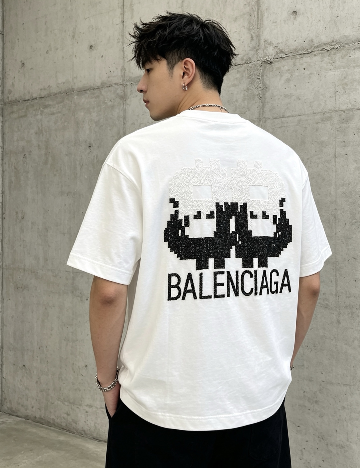 발렌시아가(BALENCIAGA) 픽셀 자수 반팔 티셔츠 의류