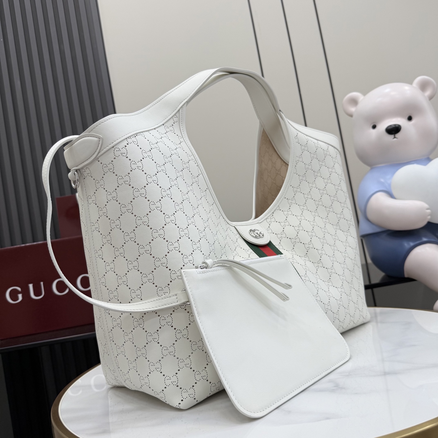 GUCCI 구찌 Generation 제너레이션 GG 질리오(Giglio) 펀칭 레더 토트백 - 라지 가방