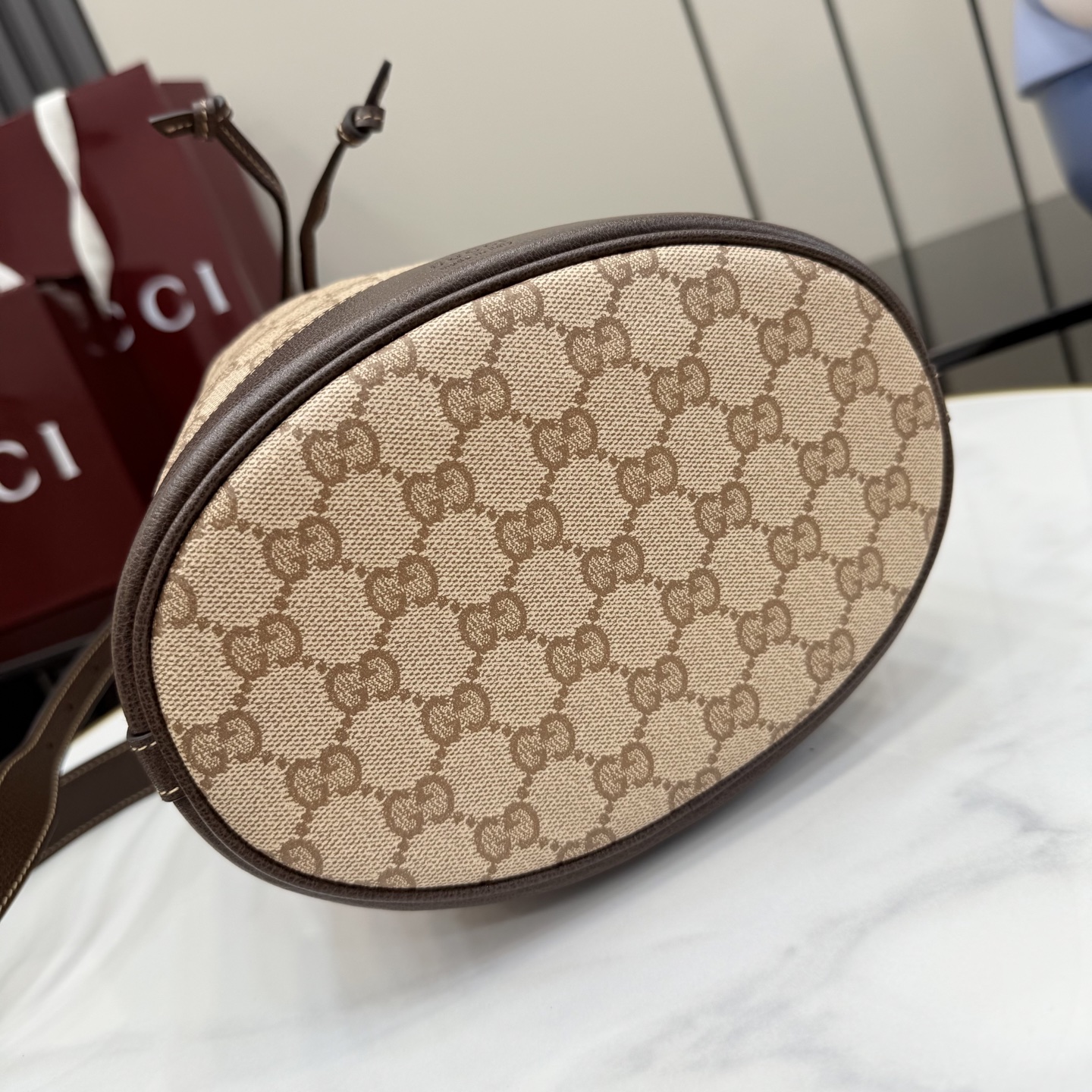 [Gucci] 구찌 Generation GG 코팅 캔버스 버킷백 가방