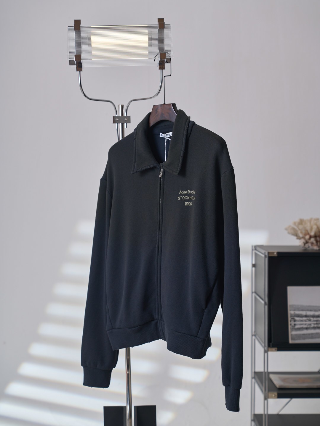 아크네(Acne studios) 빈티지 스프레이 로고 집업 재킷 상의 의류