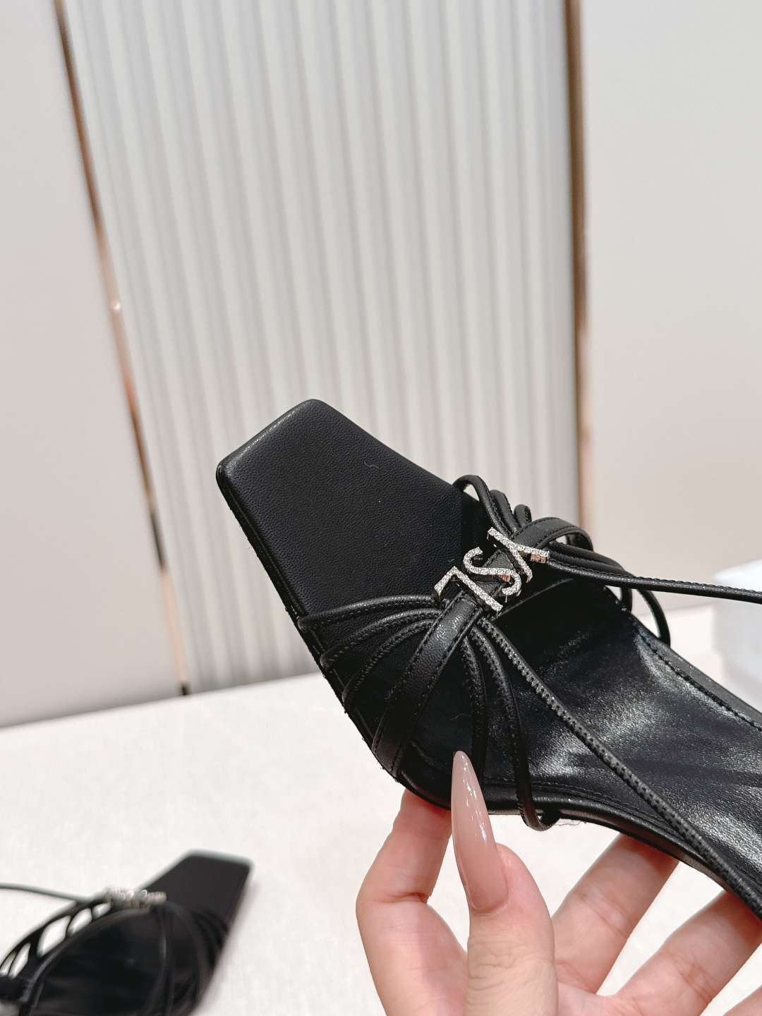 생로랑(YSL) 스퀘어토 스트랩 샌들 신발