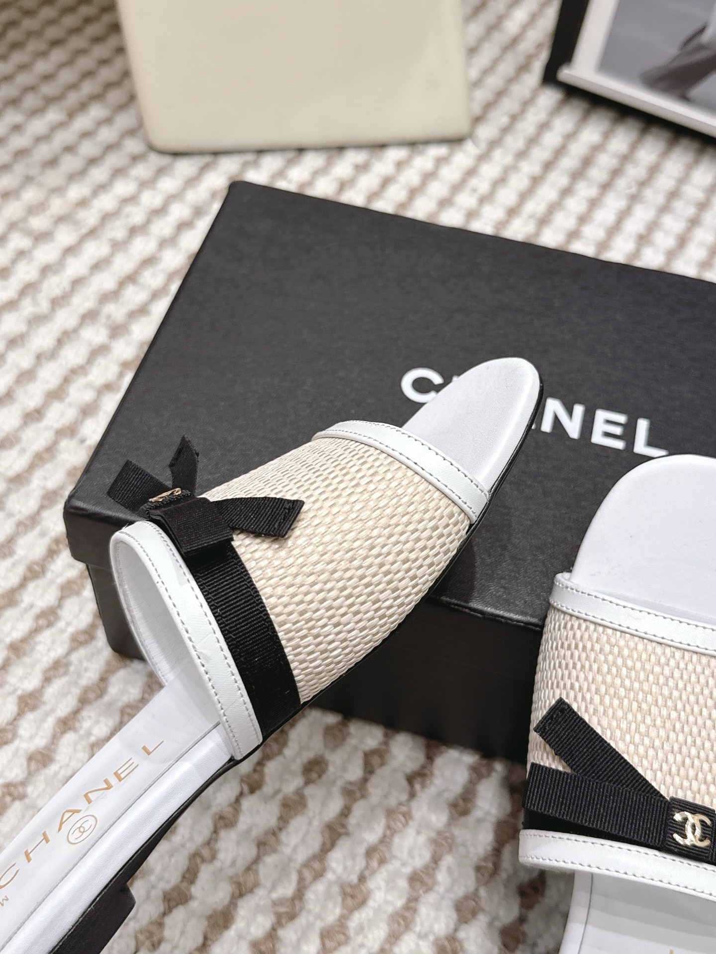 샤넬(CHANEL) 리본 장식 오픈토 슬리퍼 신발