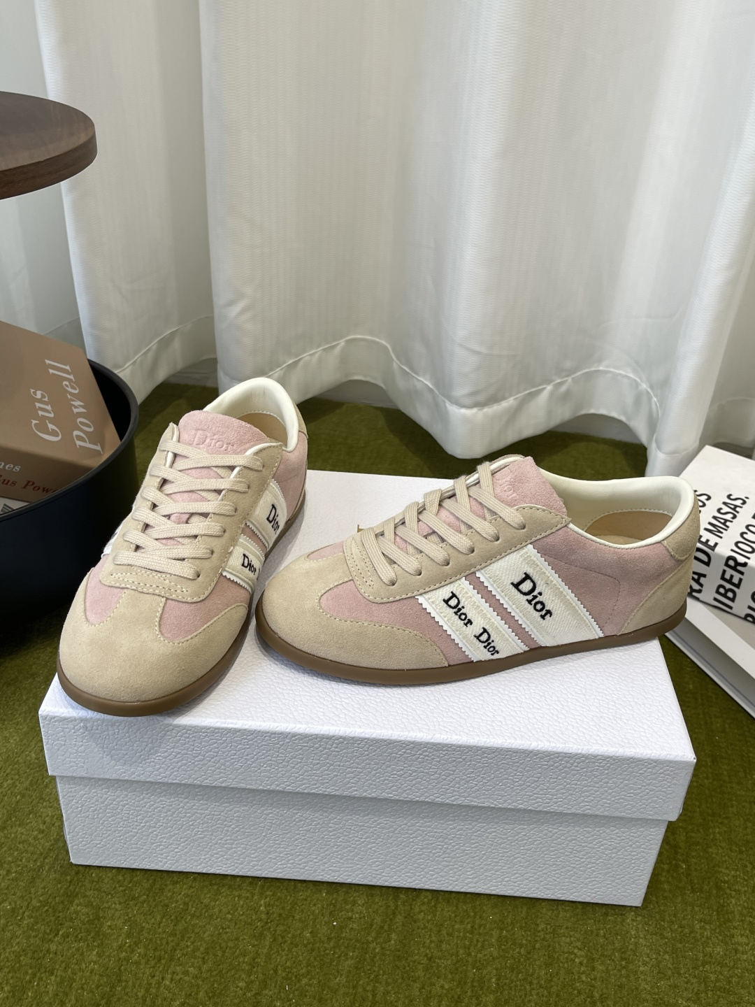 디올(DIOR) 리본 레터링 스웨이드 독일군 스니커즈 신발
