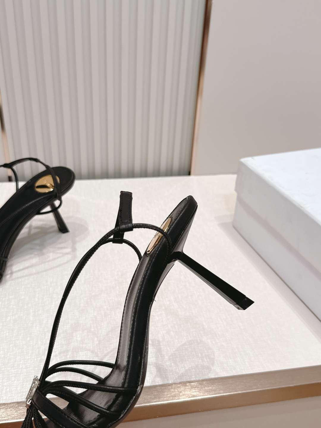생로랑(YSL) 스퀘어토 스트랩 샌들 신발