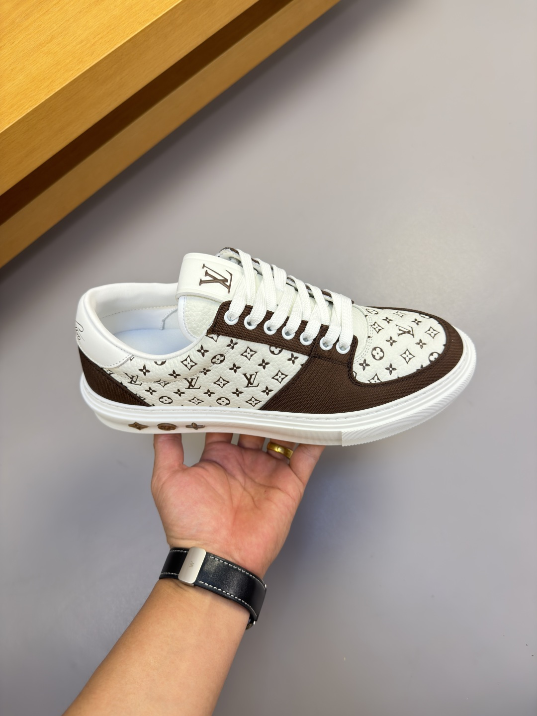 [Louis Vuitton] LV 루이비통 프리미엄 슈링크 레더 & 컬러 프린트 모노그램 스니커즈 신발