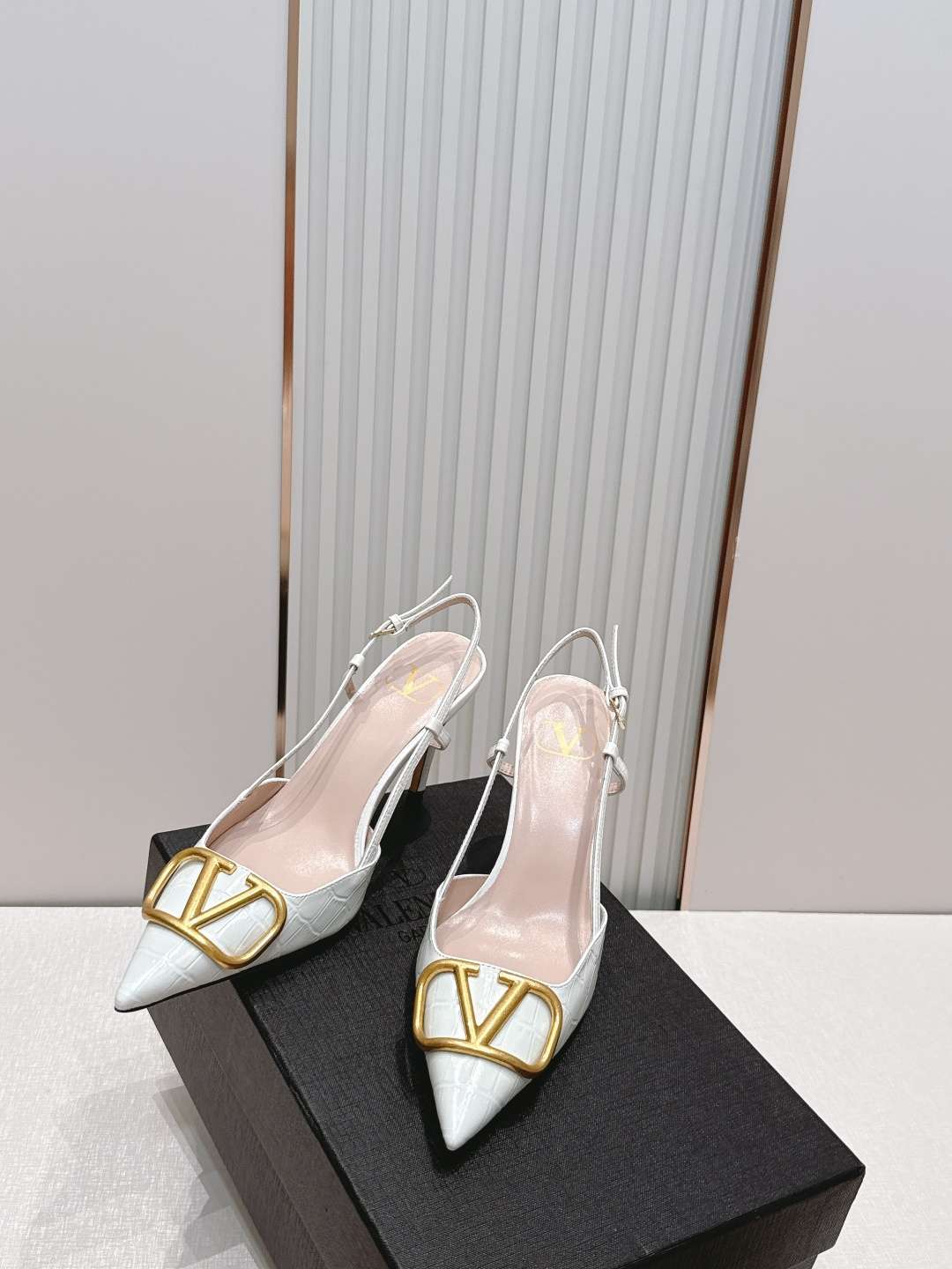 발렌티노(VALENTINO) 시그니처 슬링백 하이힐 신발