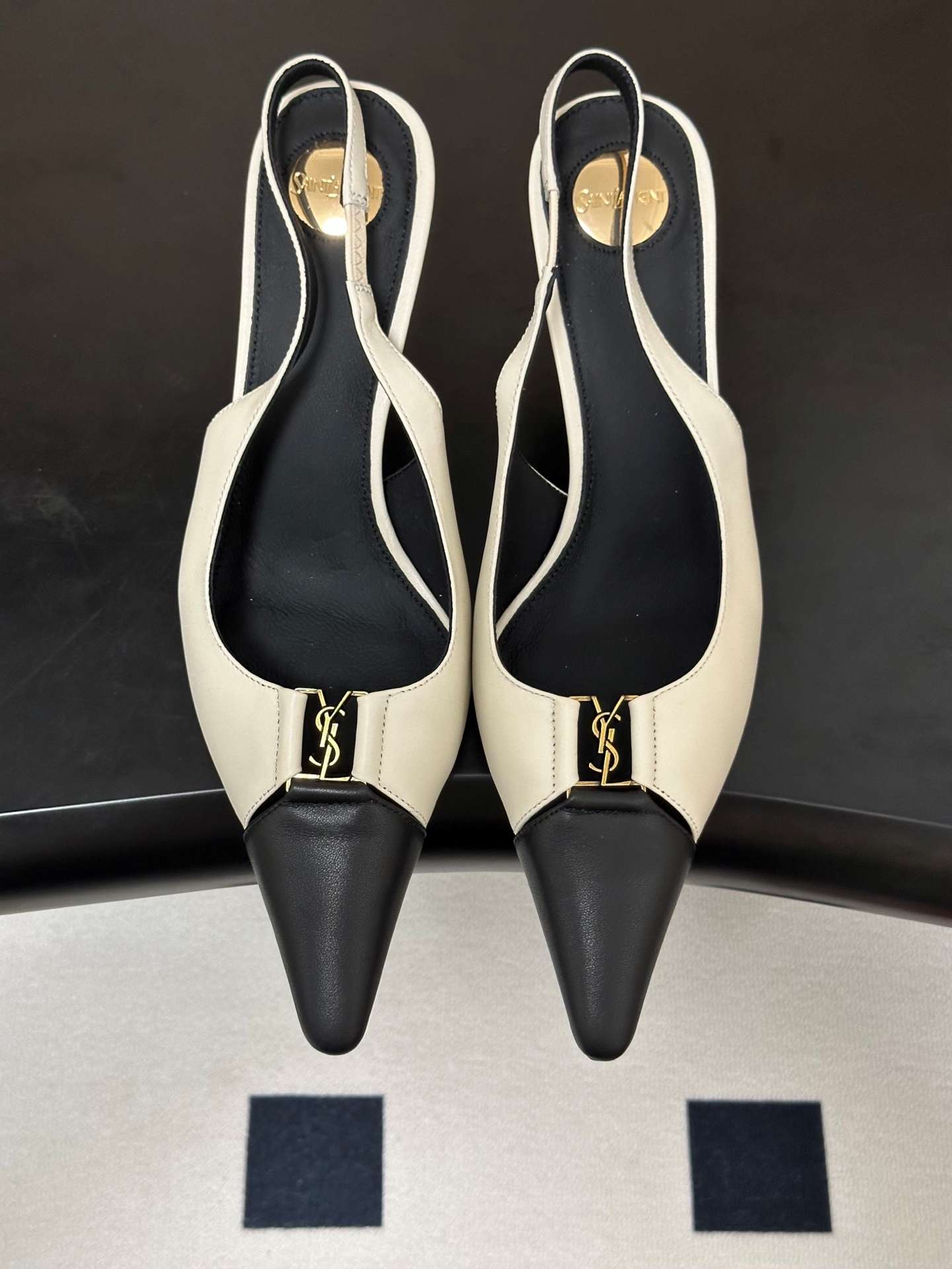 생로랑(SAINT LAURENT) YSL 메탈 로고 캡토 슬링백 펌프스 신발