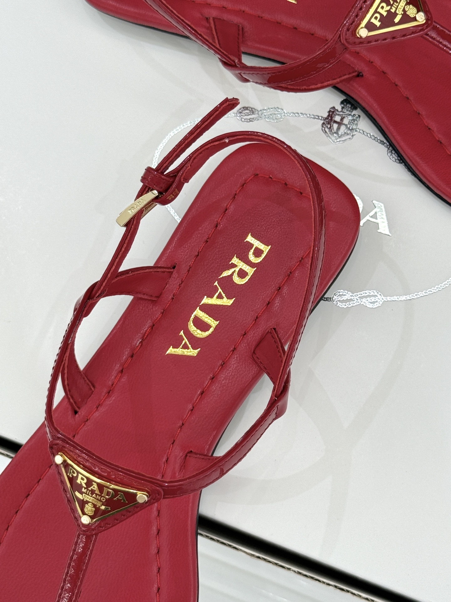프라다(PRADA) 삼각 로고 플립플랍 샌들 신발