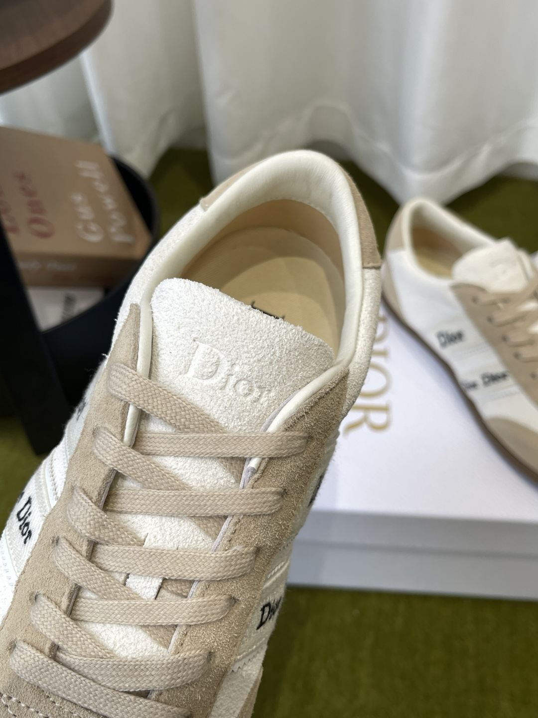 디올(DIOR) 리본 레터링 스웨이드 독일군 스니커즈 신발
