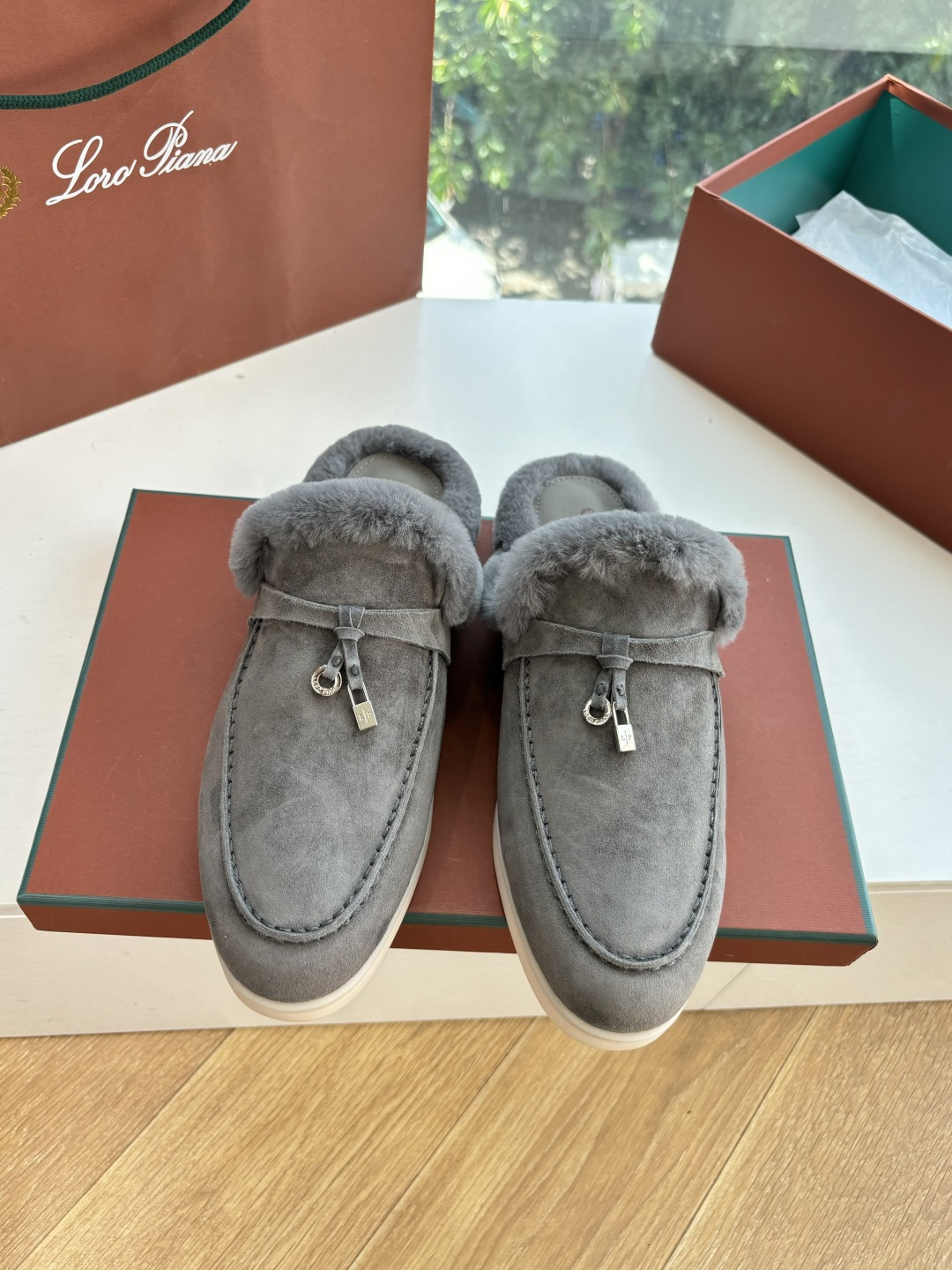 로로피아나(Loro Piana) 커플 퍼 트리밍 스웨이드 뮬 슬리퍼 신발