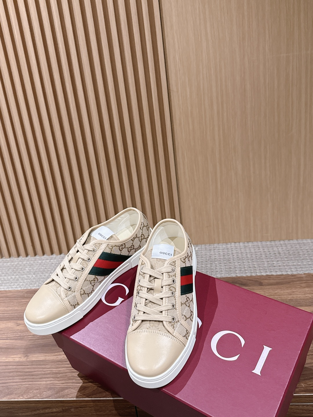 구찌(GUCCI) GG 엠보싱 로우탑 스니커즈 신발