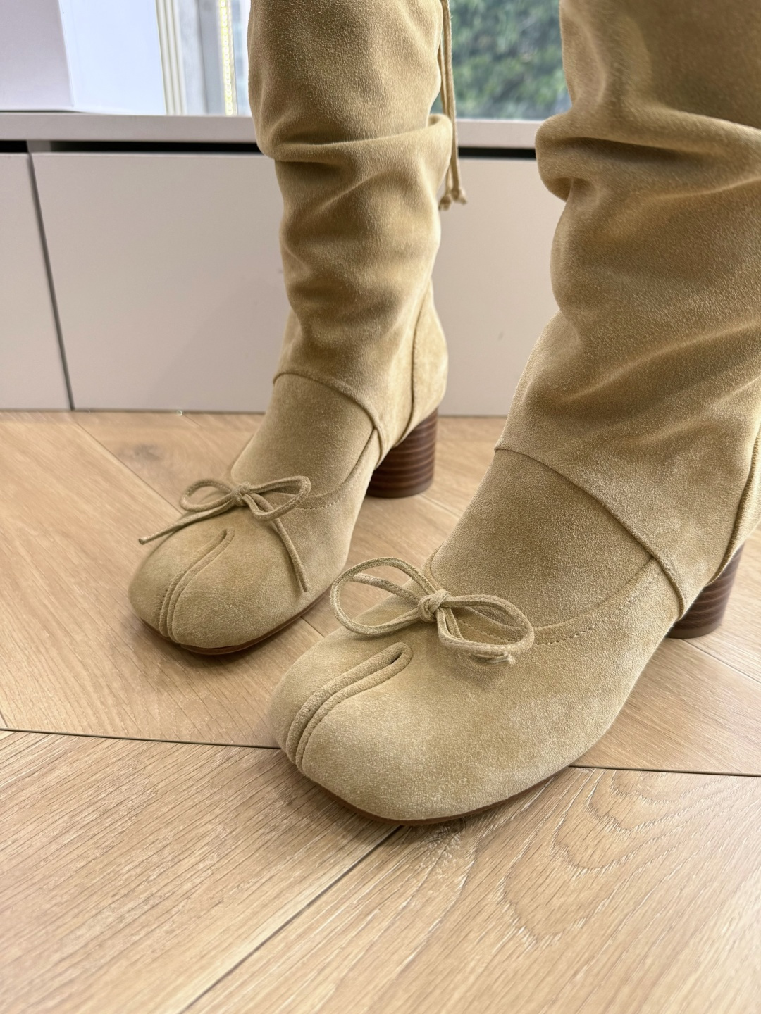 메종 마르지엘라(Maison Margiela) 타비 스웨이드 미들 부츠 신발