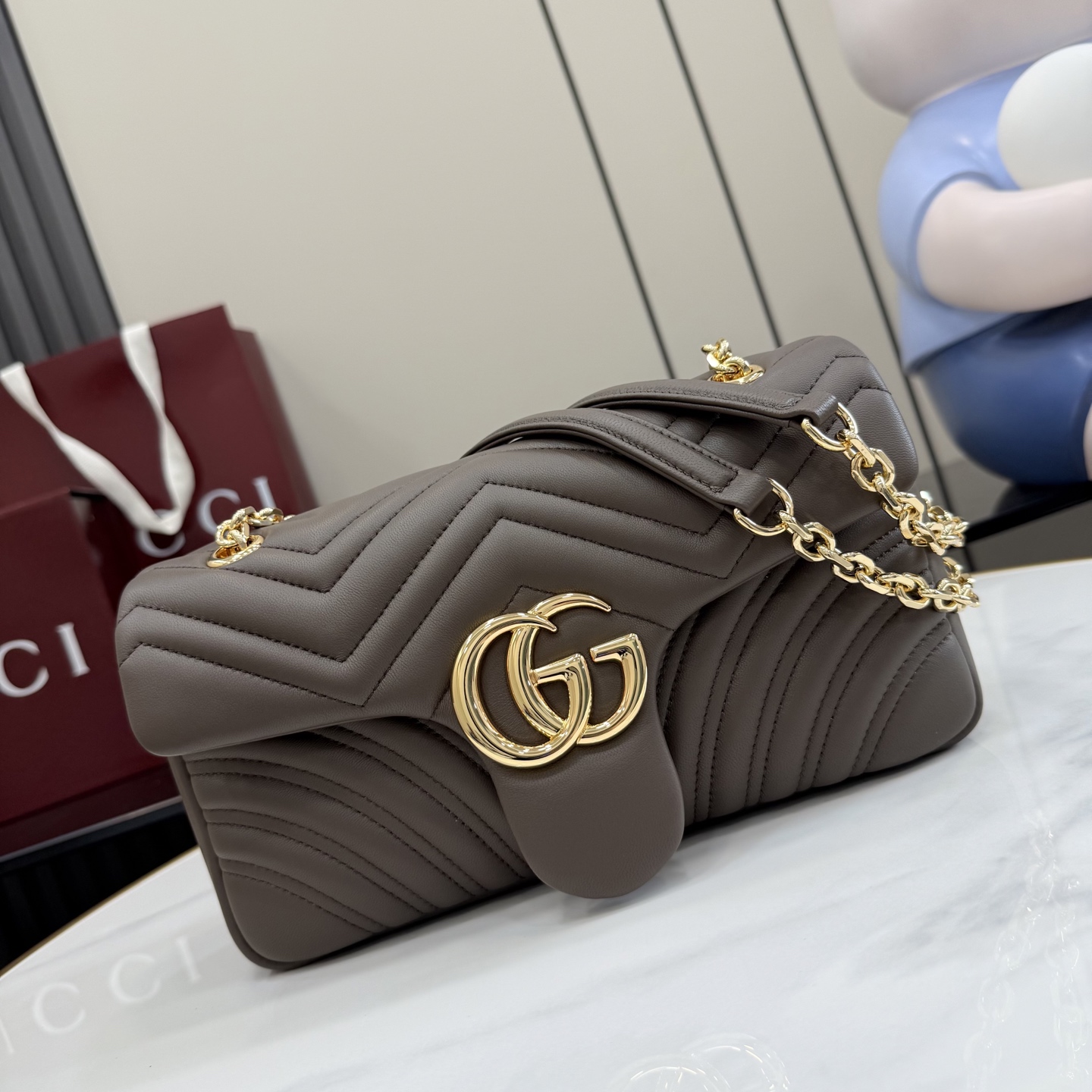 GUCCI 구찌 GG 마몽(GG Marmont) 마틀라세 숄더백 - 다크 그레이시 브라운 라지 가방