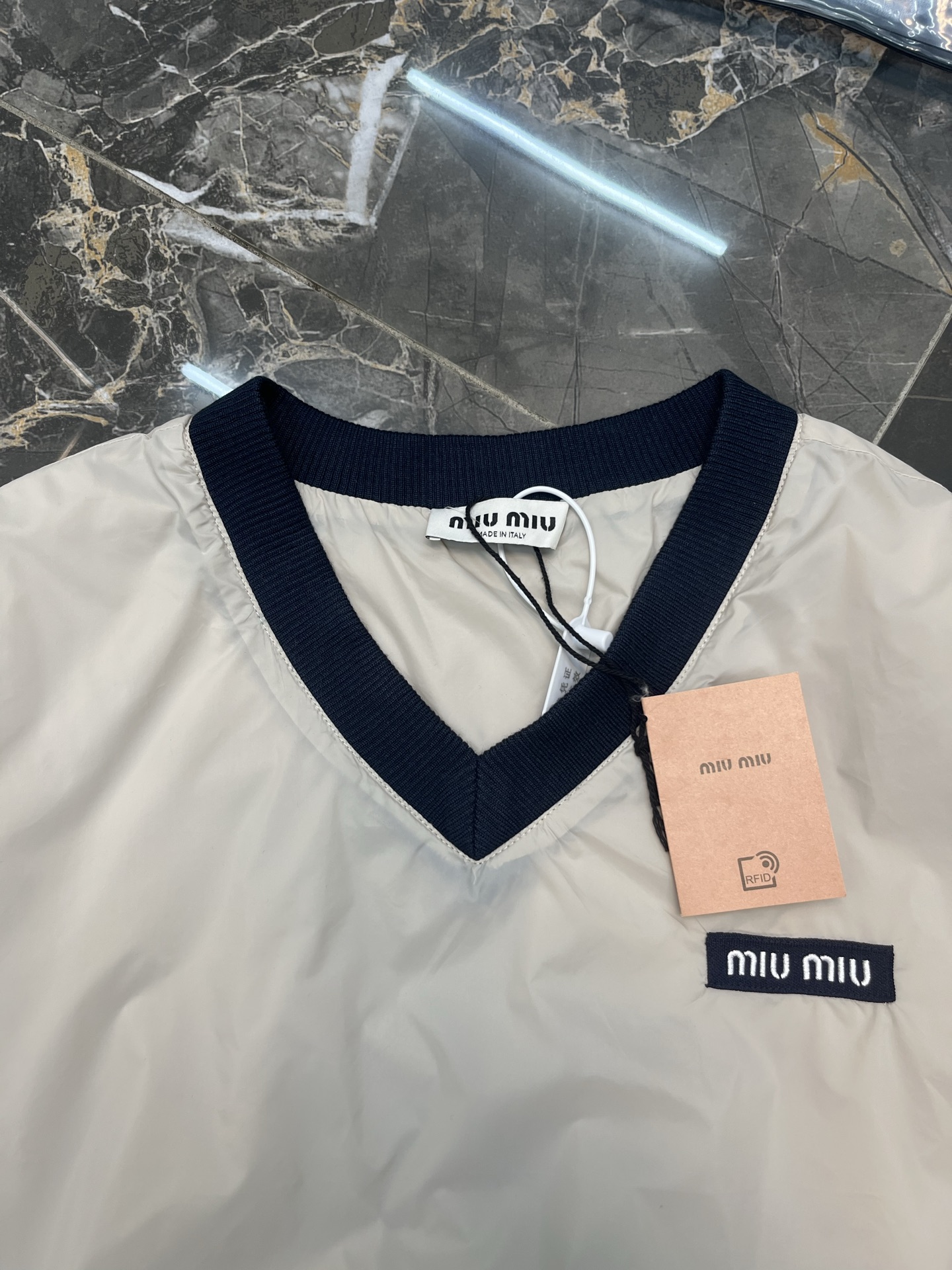 미우미우(MIU MIU) 배색 브이넥 나일론 맨투맨 상의 의류