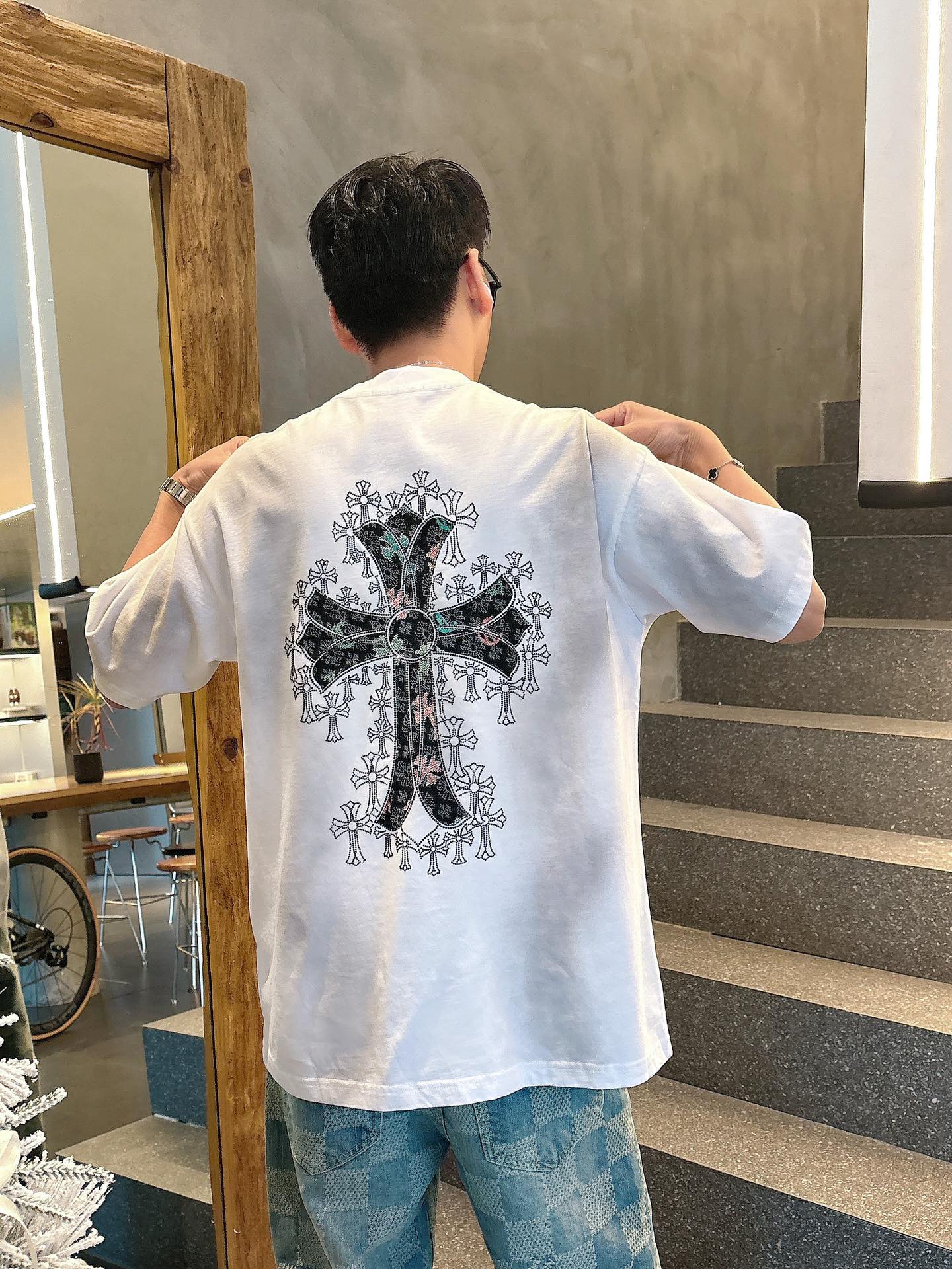 크롬하츠(Chrome Hearts) 크로스 자수 핫픽스 반팔 티셔츠 상의 의류