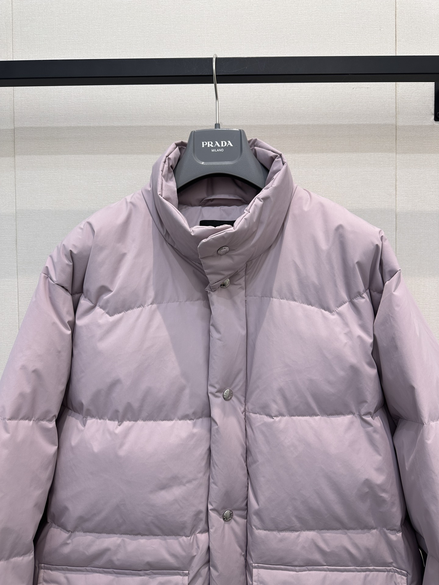 프라다(PRADA) 리나일론 탈부착 후드 구스 다운 패딩 재킷 상의 의류