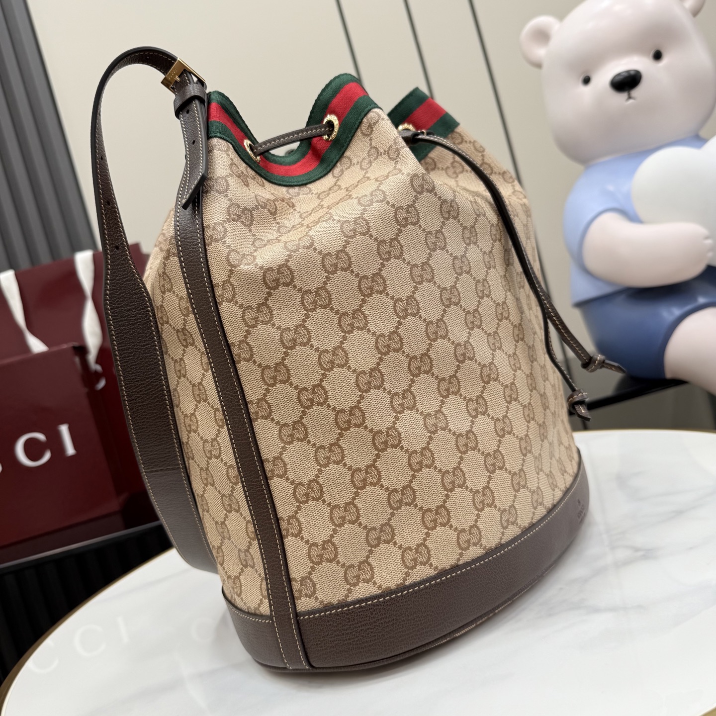 [Gucci] 구찌 Generation GG 코팅 캔버스 라지 버킷백 가방