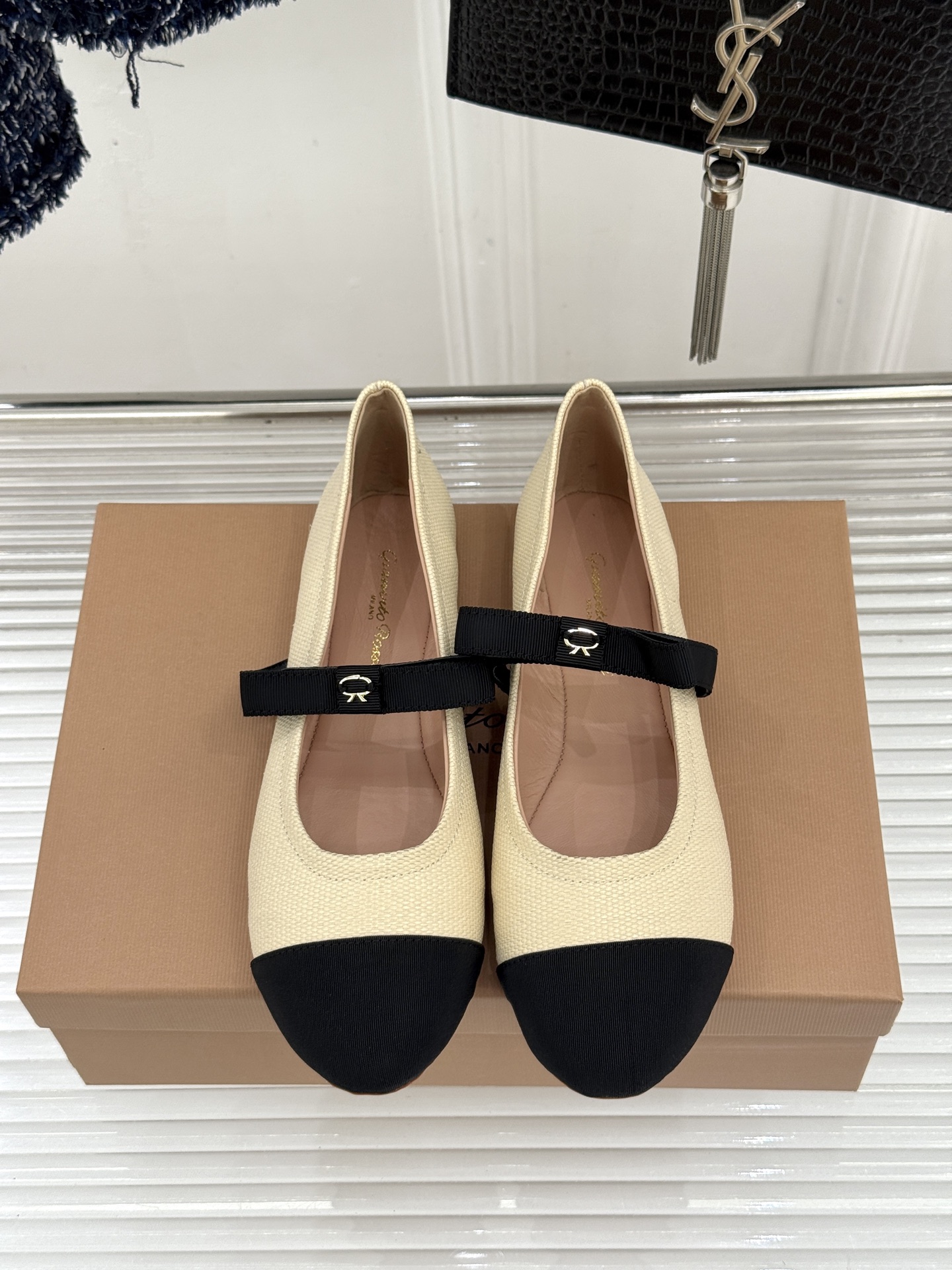지안비토 로시(Gianvito Rossi) 리본 메리제인 플랫슈즈 신발