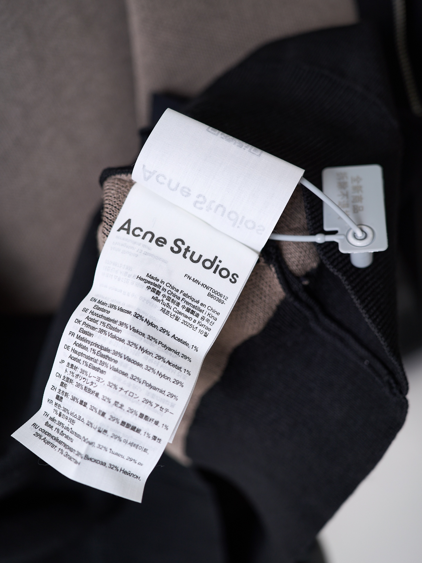 아크네(Acne studios) 실리콘 엠보 레더 집업 니트 가디건 의류
