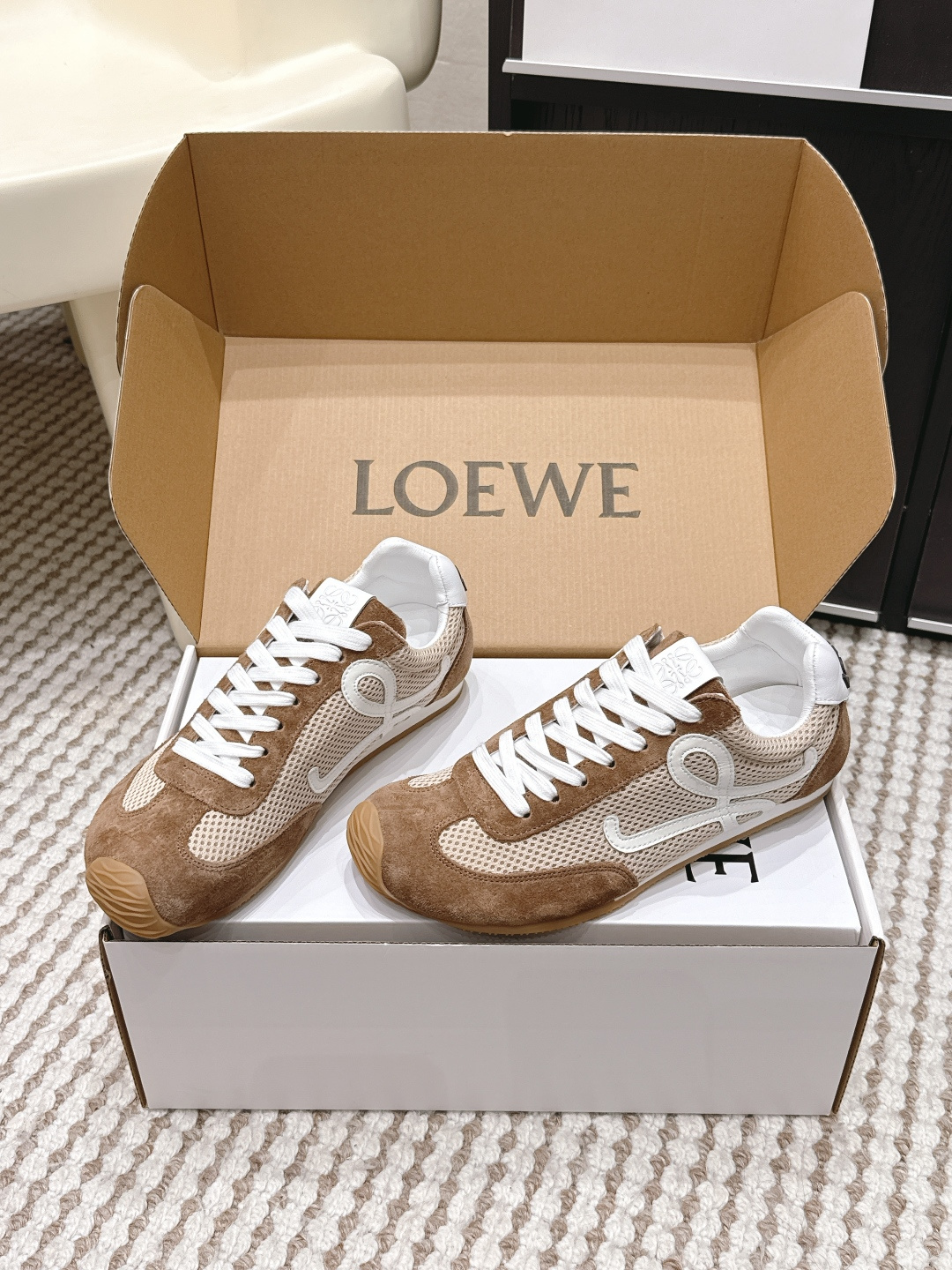 로에베(LOEWE) 스웨이드 메시 러너 스니커즈 신발