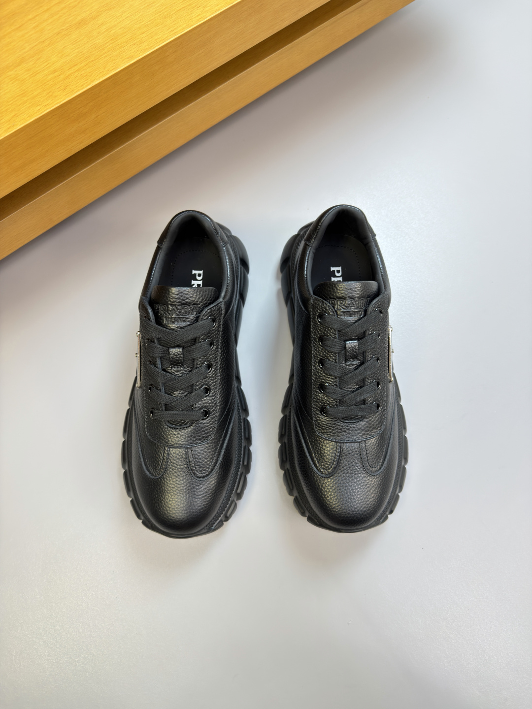 PRADA 프라다 리치 소가죽 로고 스니커즈 신발