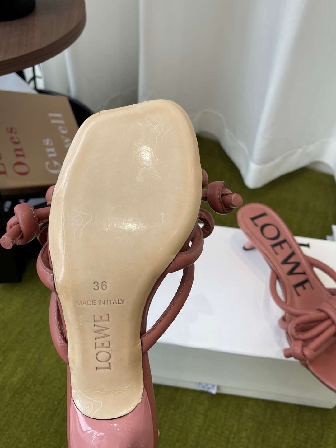 로에베(LOEWE) 리본 매듭 스트랩 미들힐 신발