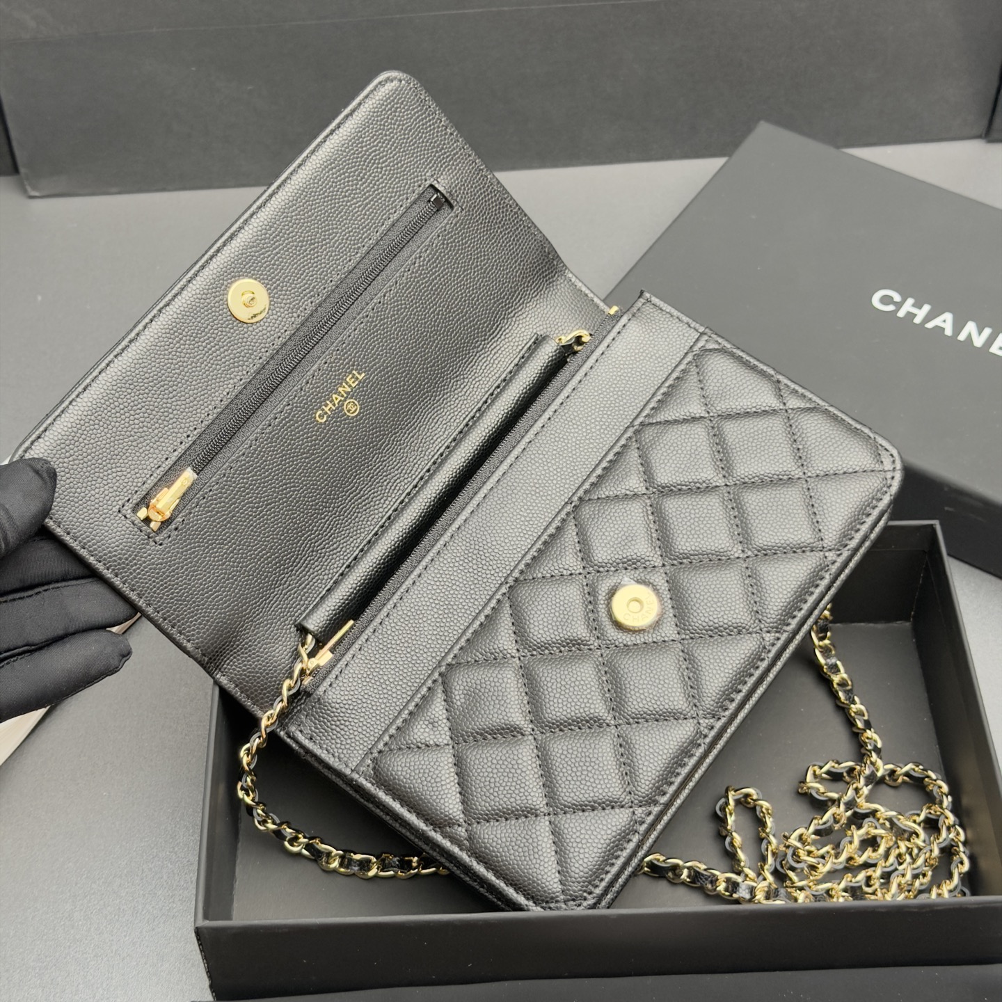 [Chanel] 샤넬 26SS 캐비어 멀티 젬스톤 체인 아코디언 플랩백 (WOC) 가방