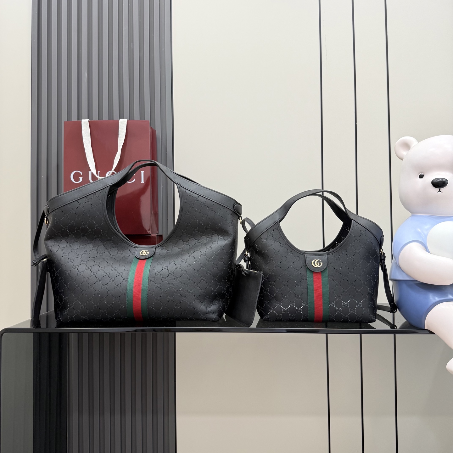 GUCCI 구찌 Generation 제너레이션 GG 질리오(Giglio) 펀칭 레더 토트백 - 블랙 가방