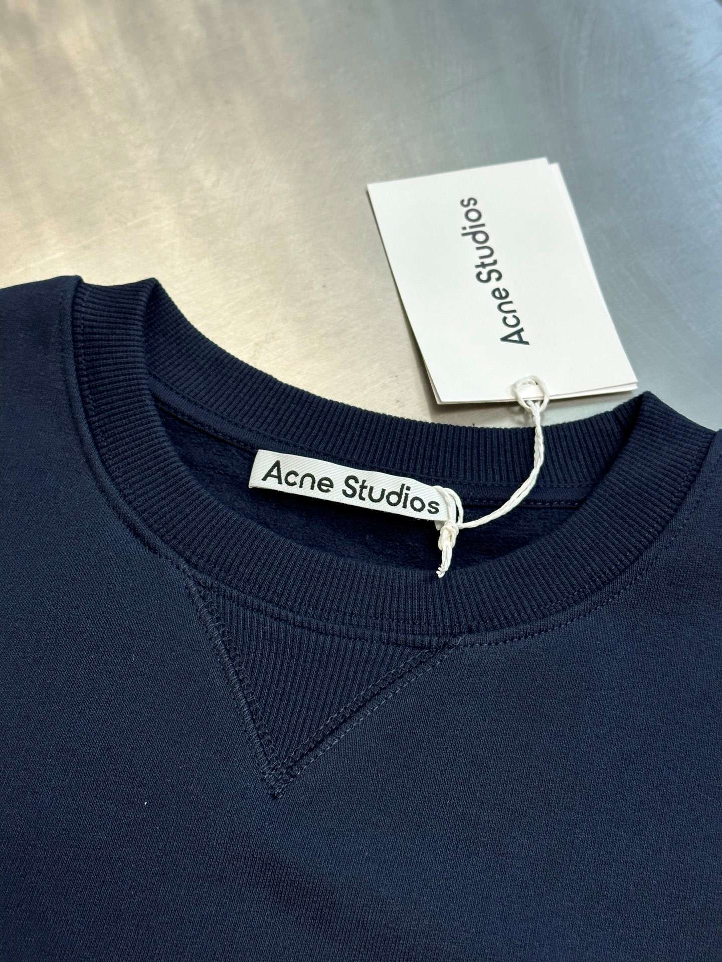 아크네(Acne studios) 로고 자수 기모 스웨트셔츠 상의 의류