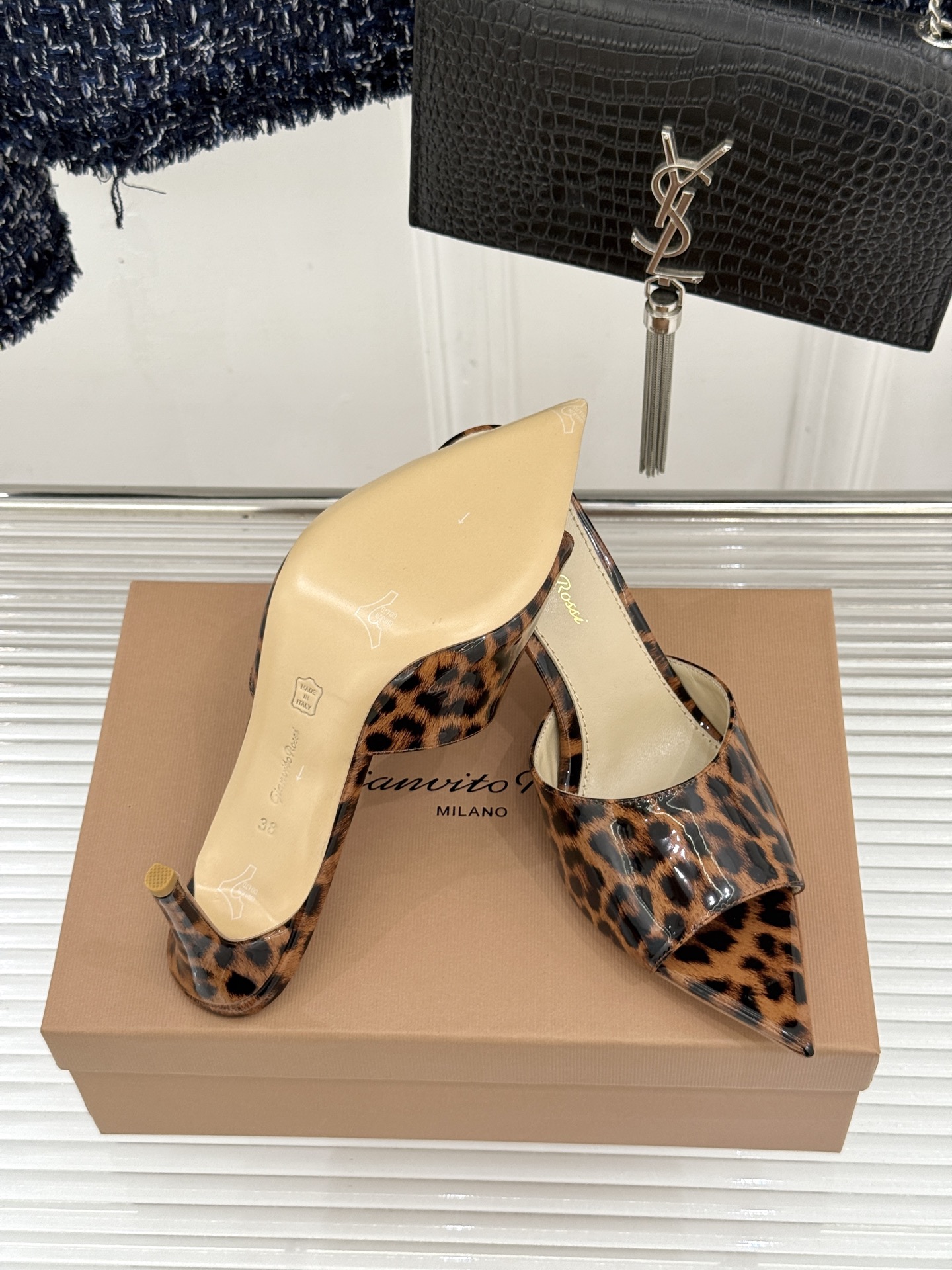 지안비토 로시(Gianvito Rossi) 슬림 포인티드 힐 슬리퍼 신발